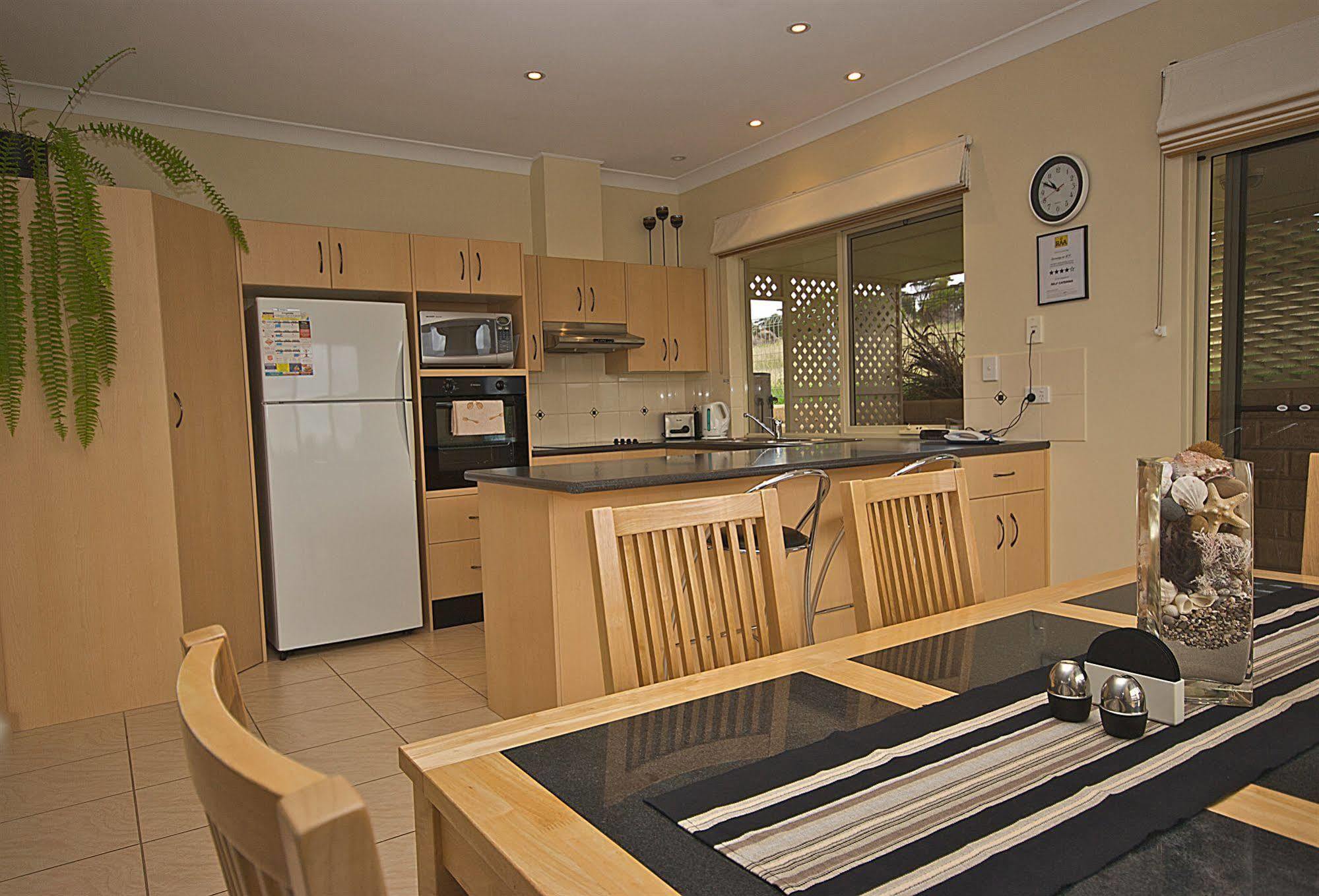 Searenity Holiday Accommodation Emu Bay Bagian luar foto